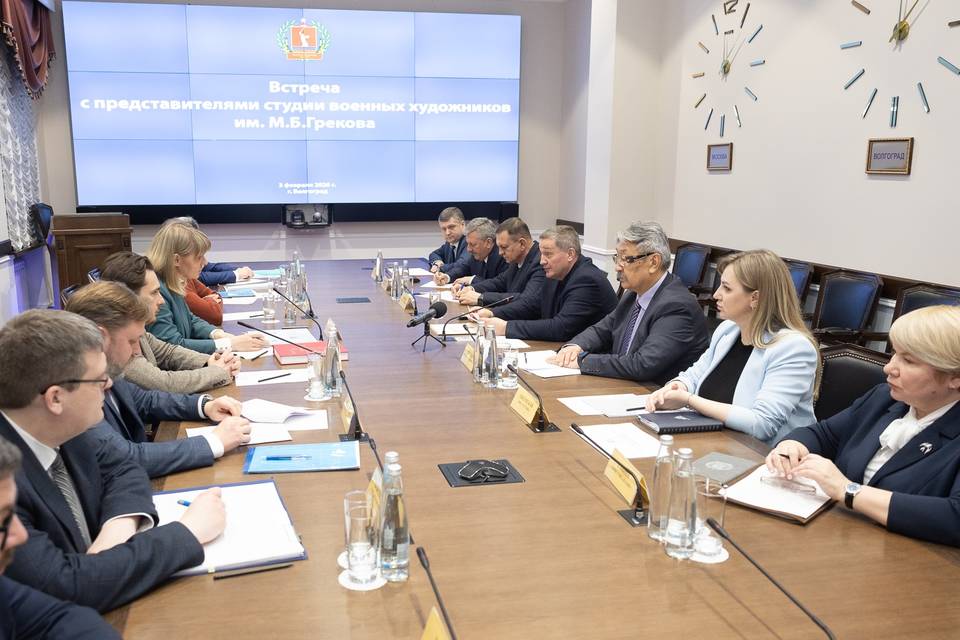 Губернатор Андрей Бочаров обсудил с художниками студии Грекова создание мемориала