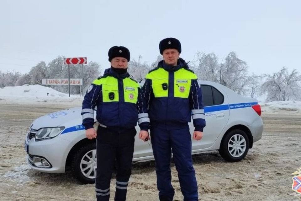 Полицейские помогли женщинам, застрявшим на трассе в буран