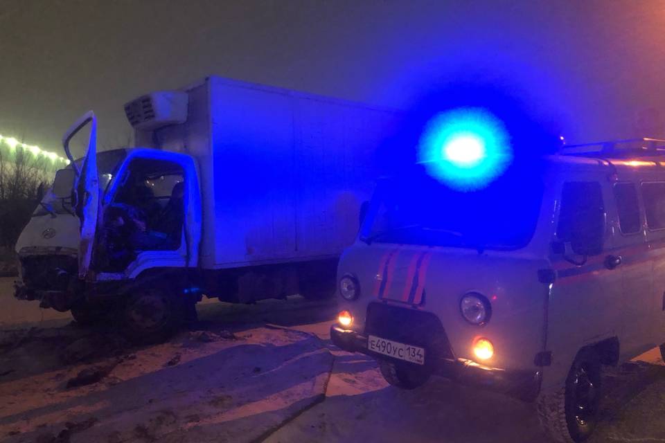 В Волгограде грузовик влетел в столб, водитель оказался заперт в кабине