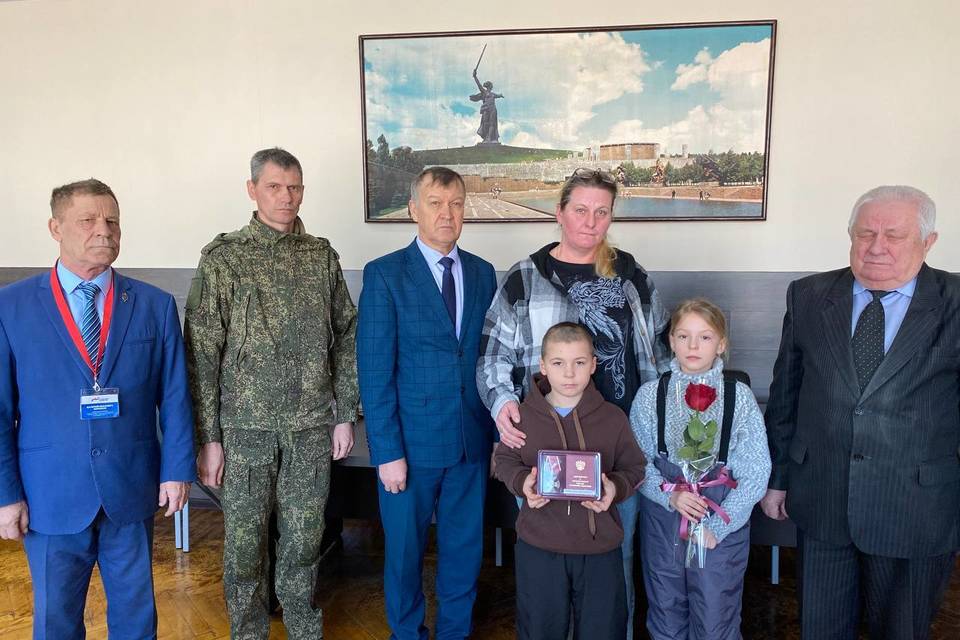 Родным шести погибших волгоградцев передали ордена Мужества