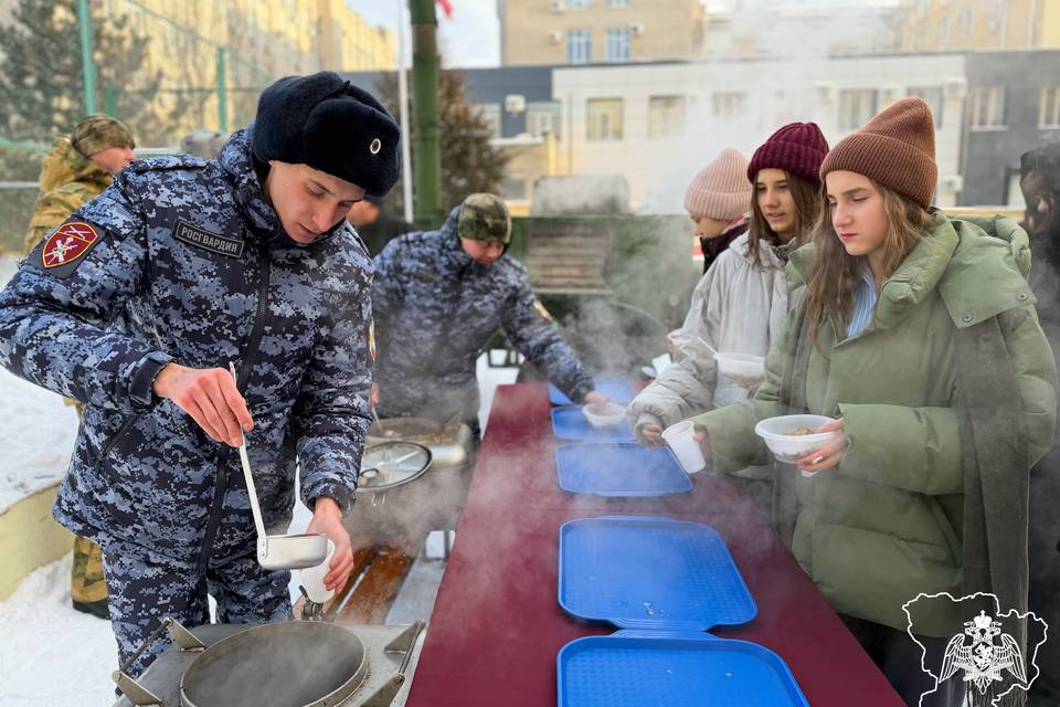 Волгоградских школьников накормили солдатской кашей