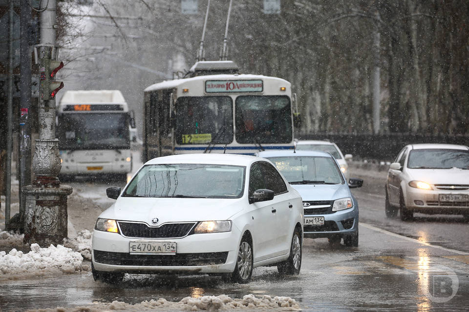 ДТП парализовало движение по Второй Продольной на юге Волгограда