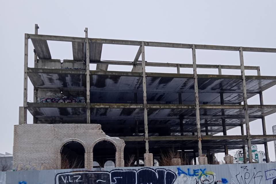 В Волжском продают изъятый у коммерсанта недострой