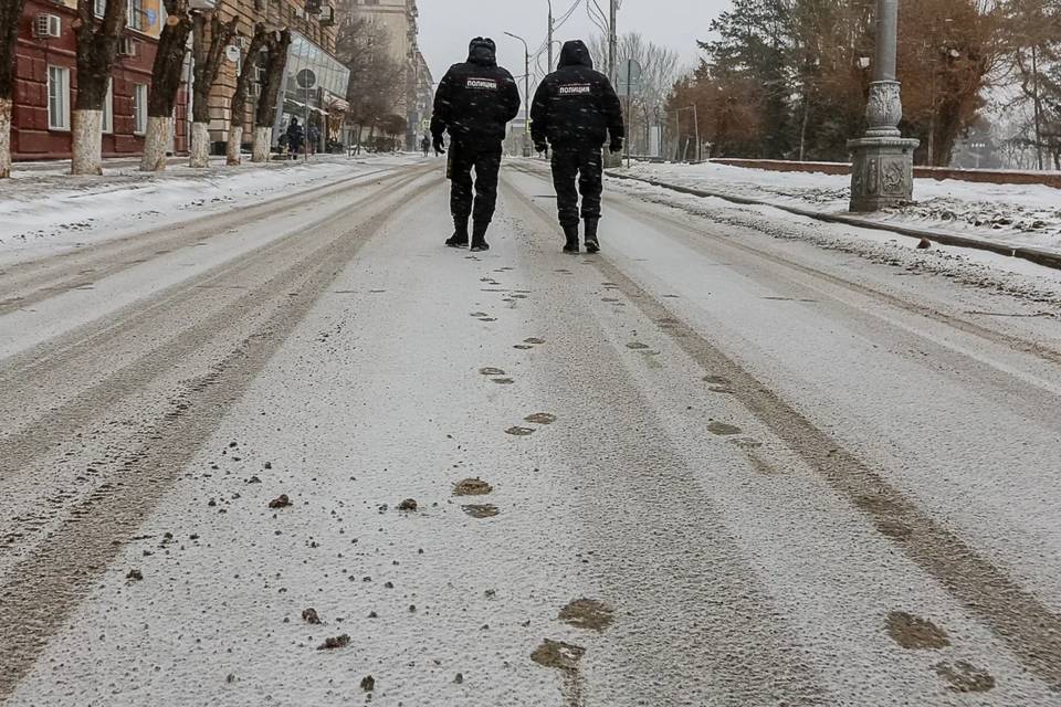 Люди с оружием напугали жителей Волжского