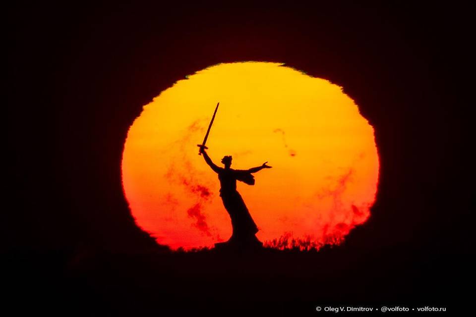 Завораживающий красотой закат увидели в Волгограде