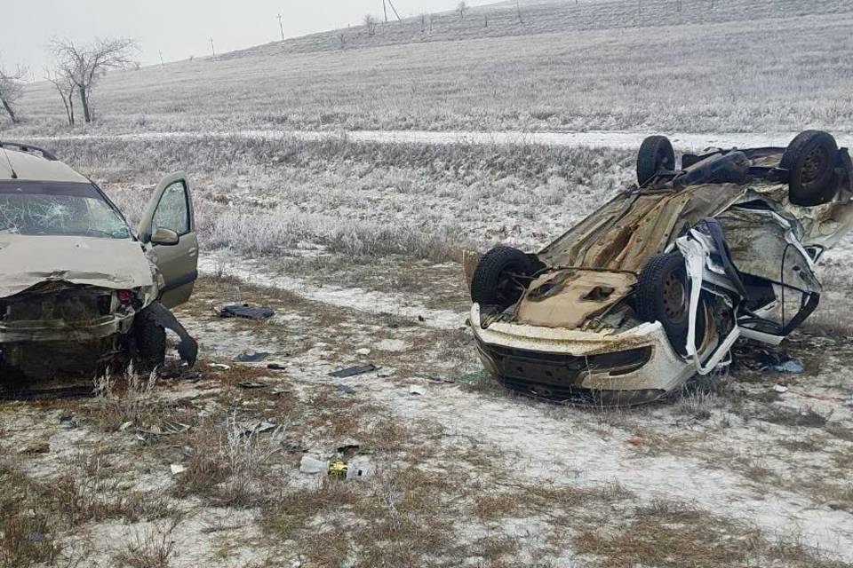 Два полицейских и задержанный волгоградец погибли в ДТП под Элистой