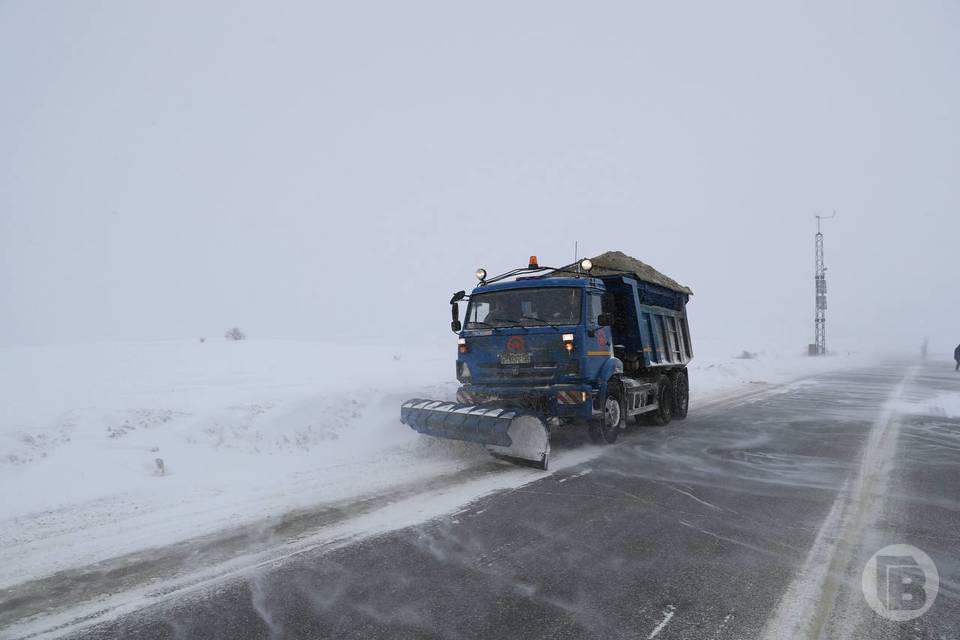 472 спецмашины расчищают трассы Волгоградской области