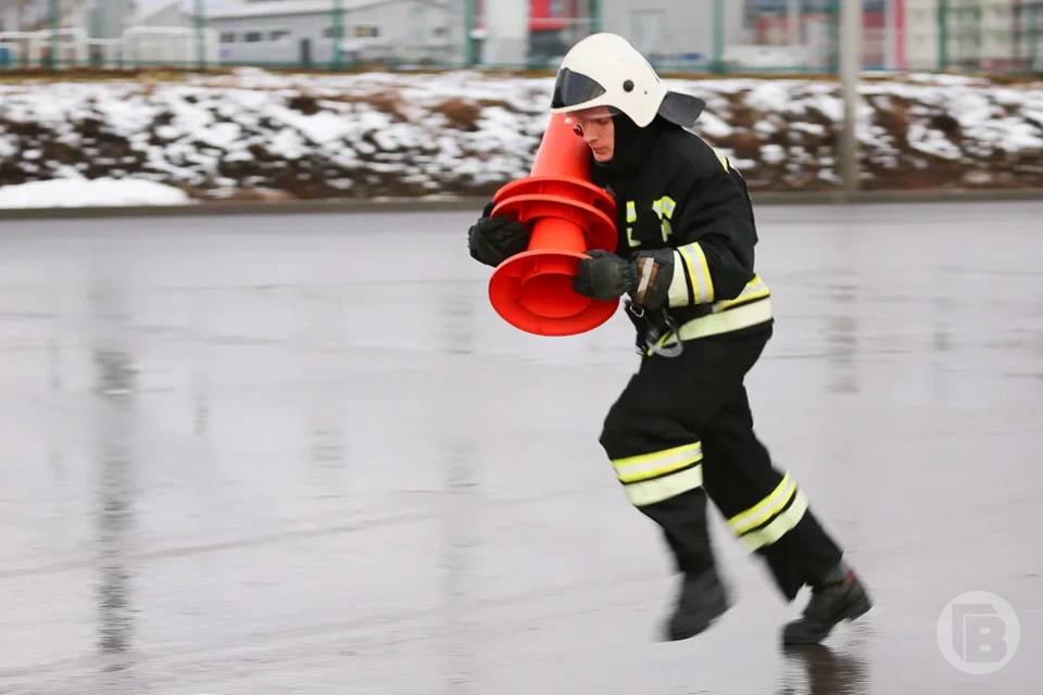 Стройматериалы загорелись в Волгограде