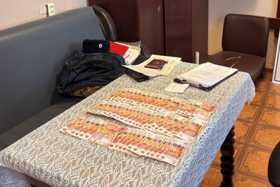 Двое приезжих насильно всучили взятку сотруднику колонии в Волжском