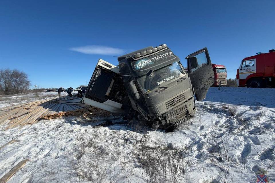 Под Волгоградом фура пыталась уйти от столкновения и опрокинулась, один человек погиб