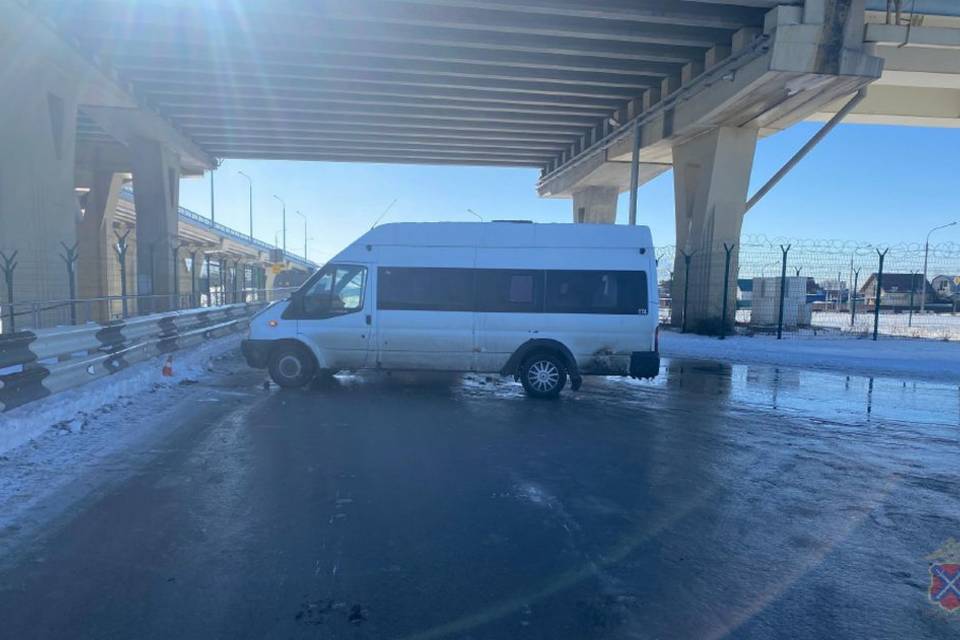 Под Волгоградом маршрутка влетела в ограждение, пострадали три человека