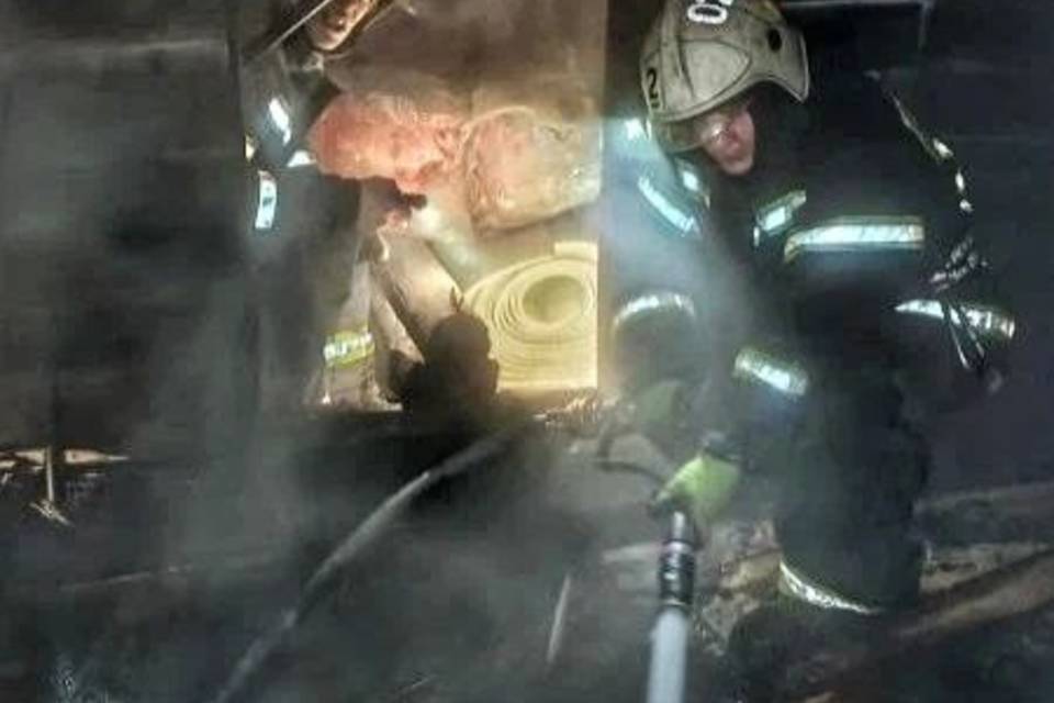 В Волгограде горела крыша дома