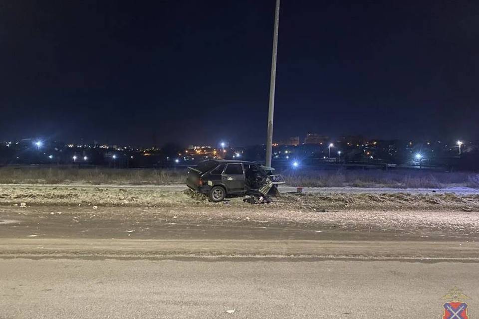 В Волгограде ВАЗ влетел в столб, четверо человек ранены