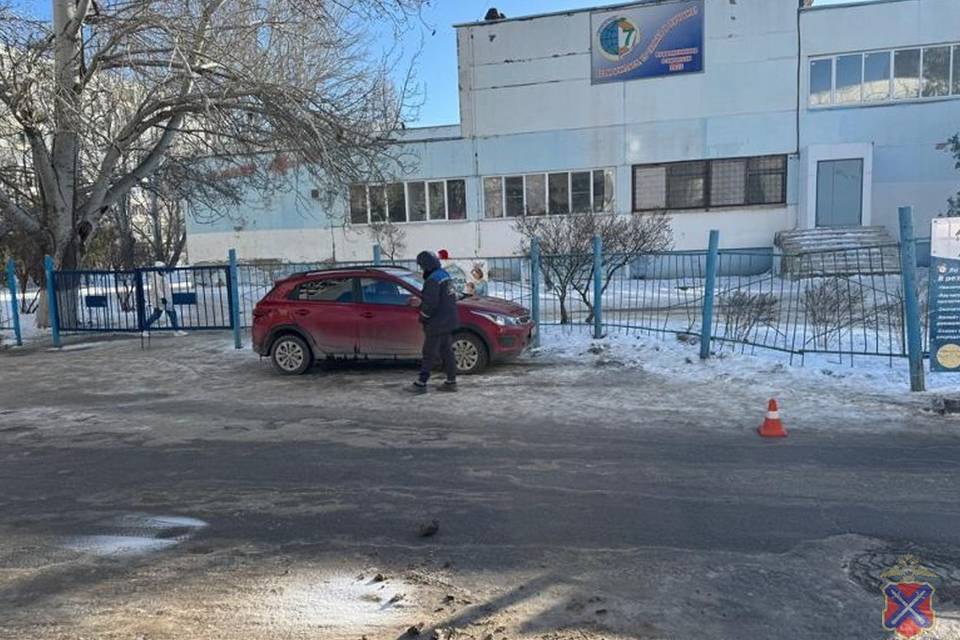 Ребенок поскользнулся и попал под колеса у школы в Волгограде