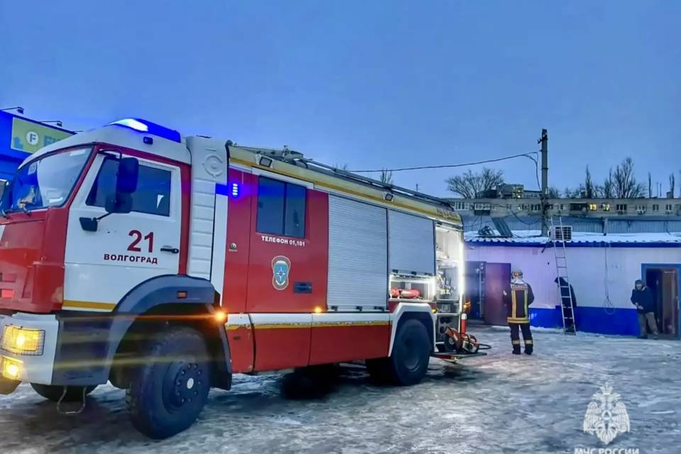 В Волгограде пожар охватил склад в Дзержинском районе