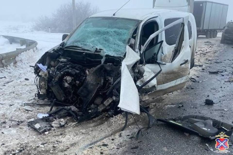 «Мерседес» спровоцировал тройное столкновение на трассе под Волгоградом