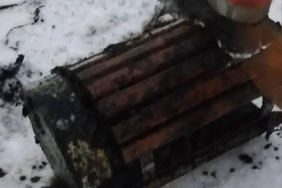 Мусорная урна попала в канализацию и парализовала ее работу на севере Волгограда