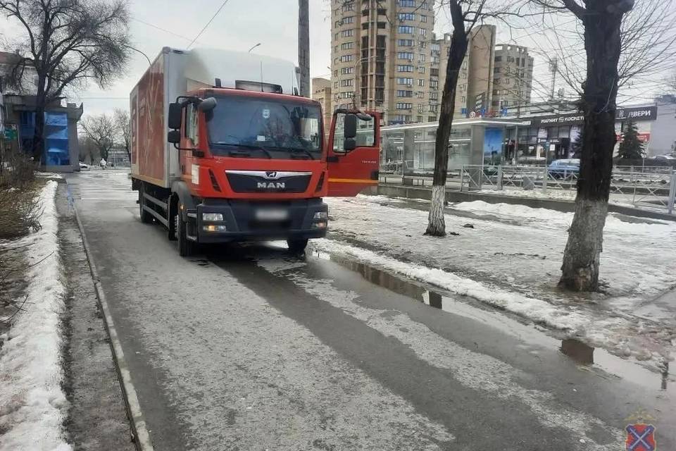 Фургон с продуктами насмерть сбил пешехода в Волгограде