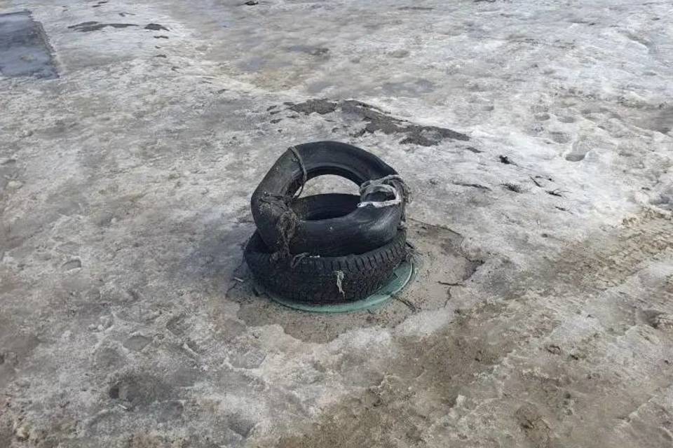 В Волгограде из коллектора достали покрышки