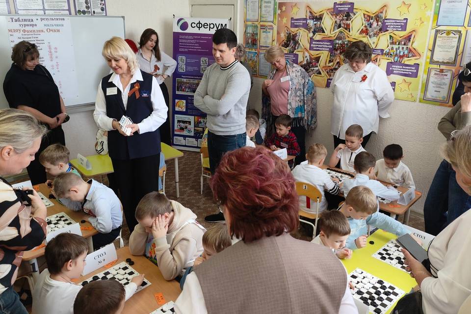 Воспитанники детских садов Волжского бились за звание лучших по шашкам