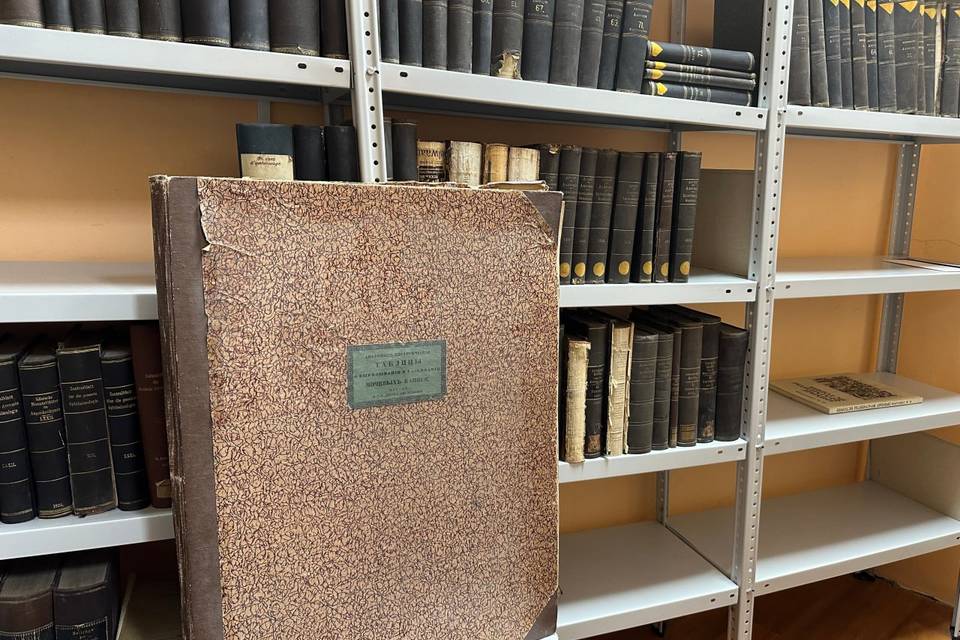 Книга размером 75 см на 58 см хранится в вузе Волгограда