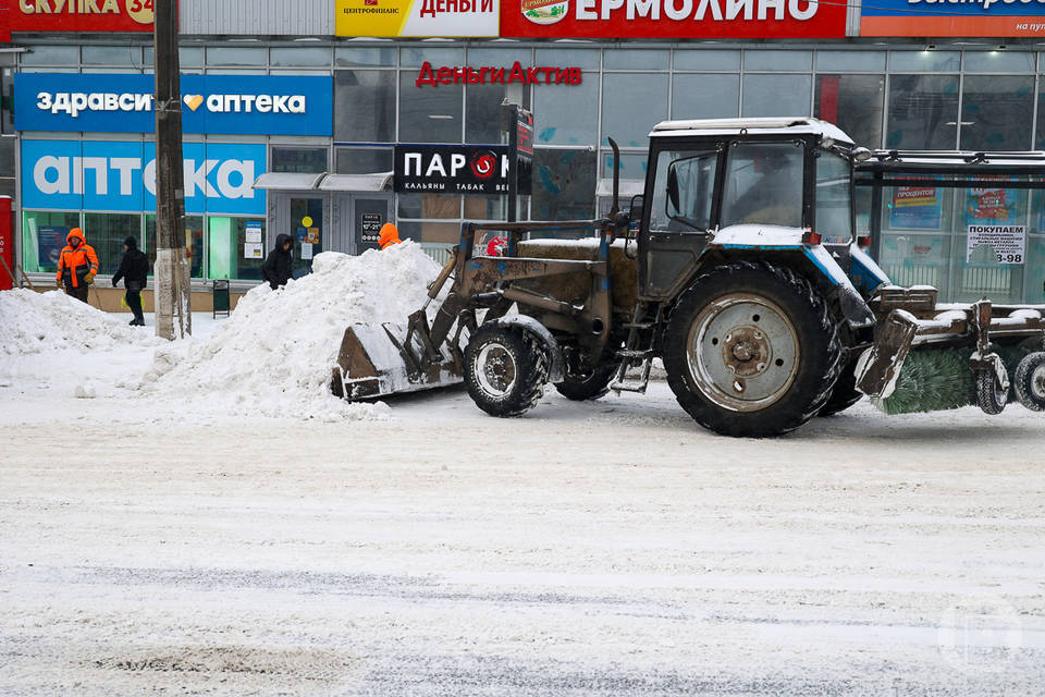 Спецтехника вышла очищать дороги в Волгограде на фоне начавшегося снегопада