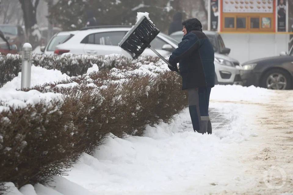 В Волгограде очистку пешеходных зон от снега ведут почти 200 человек и спецтехника
