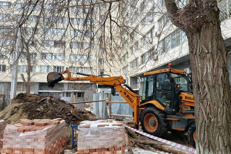 В центре Волгограда по трем адресам меняют трубы