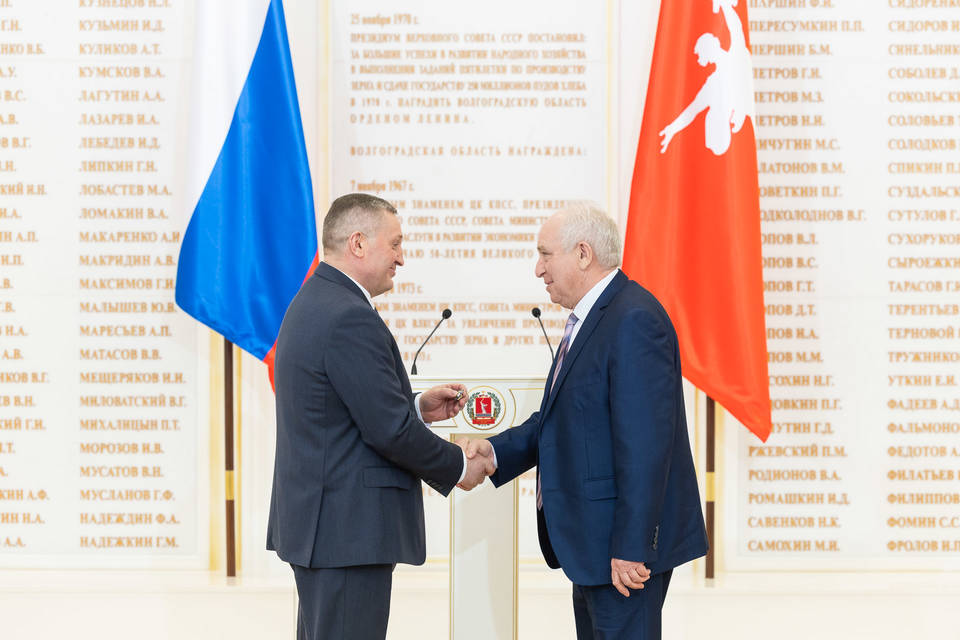 Губернатор Бочаров вручил госнаграды 19-ти волгоградцам
