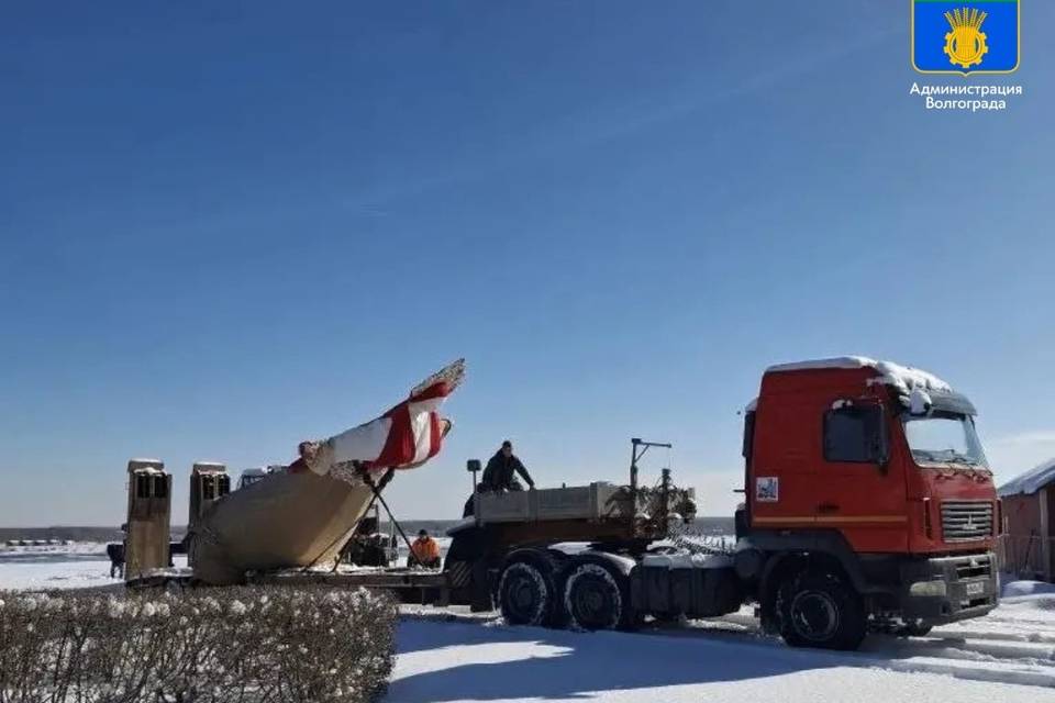 Как устанавливают масленичное чучело в ЦПКиО Волгограда