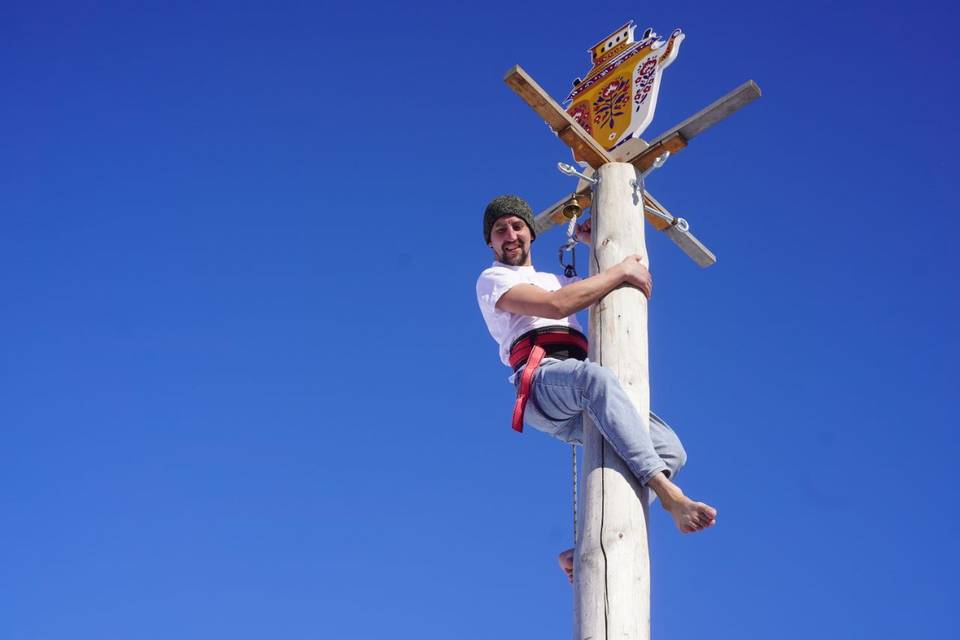 Волгоградец покорил масленичный столб за 9 секунд