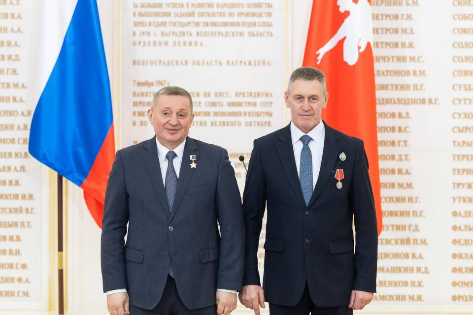 Губернатор Бочаров наградил председателя ТИК по Камышину Анихреева