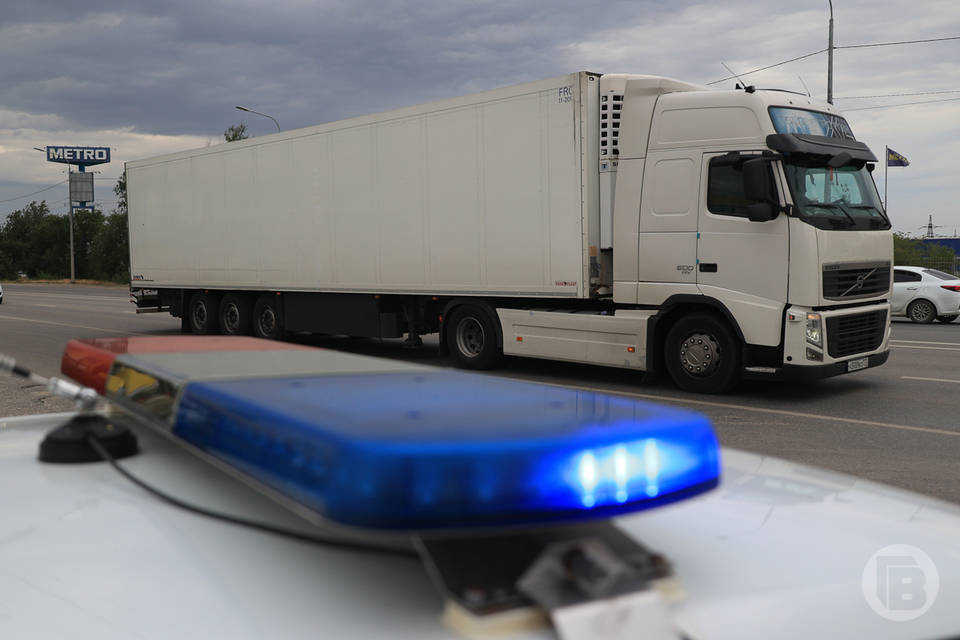 Три фуры столкнулись на трассе под Волгоградом, один человек погиб