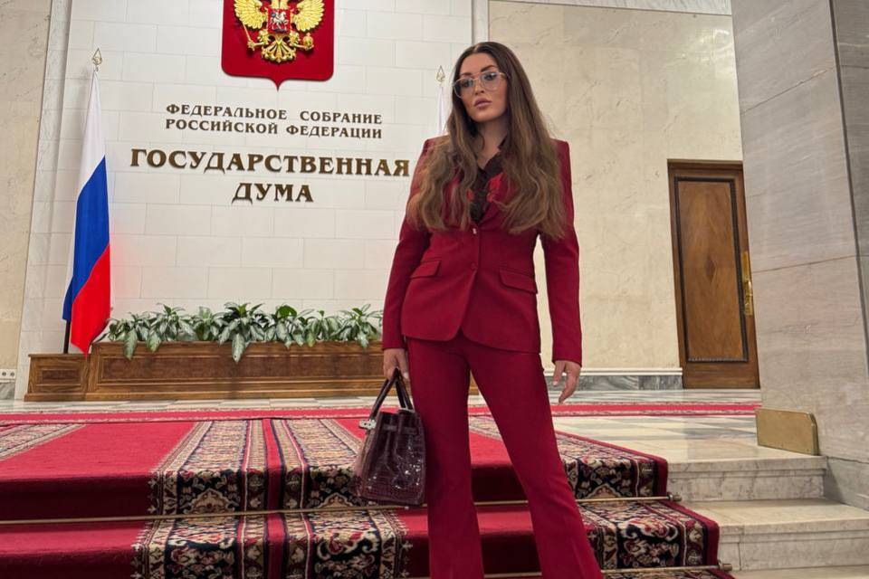 Ирина Дубцова пришла с дорогущей сумкой в Госдуму