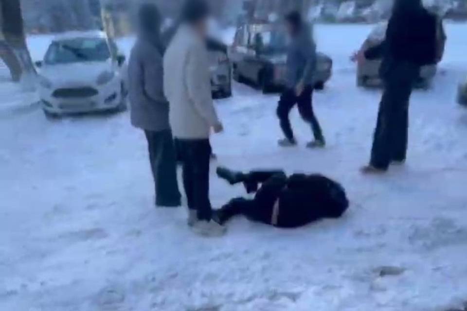 В Волгограде двое парней избили подростка и сняли это на видео