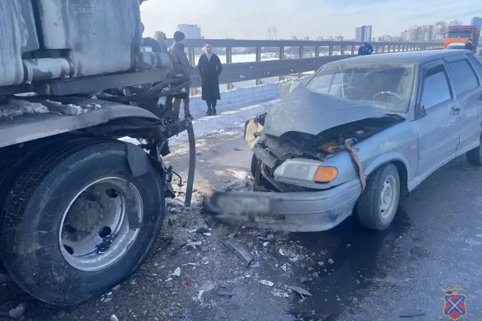 ДТП с автобусом и спецтехникой случилось на танцующем мосту под Волгоградом