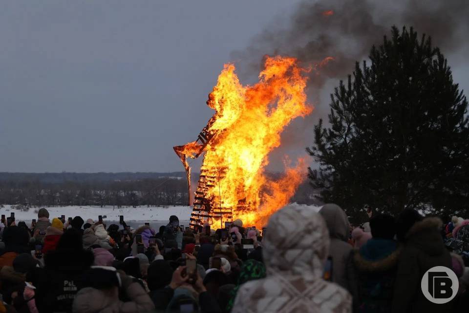 Огромное чучело сожгли в Волгограде