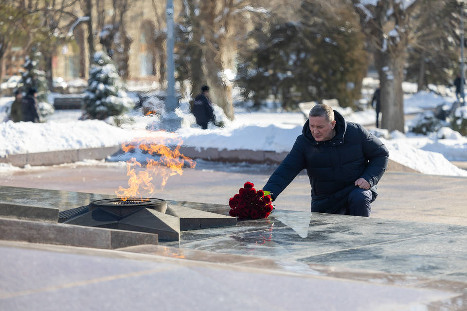 Губернатор Андрей Бочаров почтил память воинов в День защитника Отечества