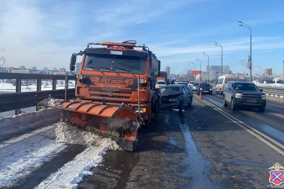 Под Волгоградом на мосту через Волгу произошло тройное ДТП