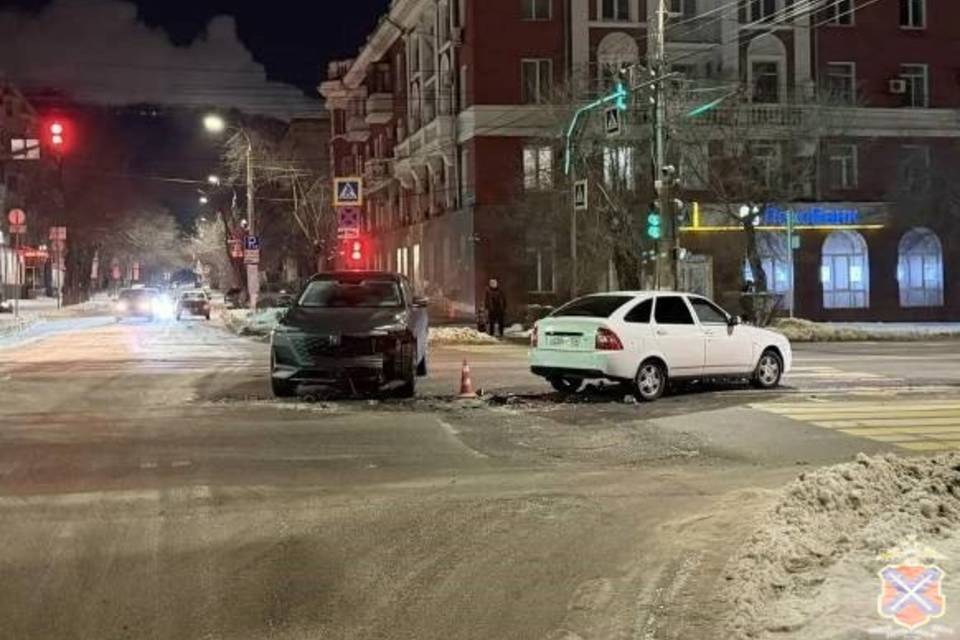 В Волгограде человек пострадал в ДТП с «Ладой» и «Чан-Ганом»