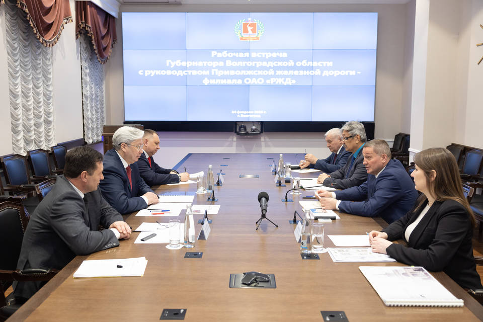 Губернатор Бочаров провел встречу с начальником Приволжской ЖД Сергеем Альмеевым