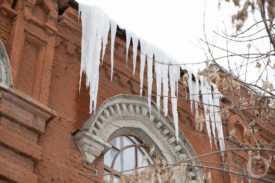 Огромные ледяные сталактиты угрожают волгоградцам