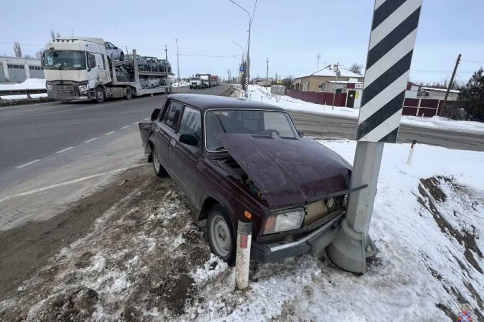 Фура втолкала ВАЗ в столб под Волгоградом