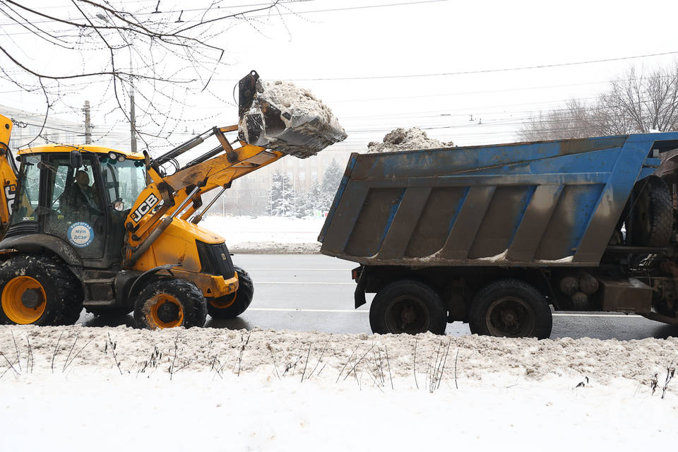 Из Волжского массово вывозят снег