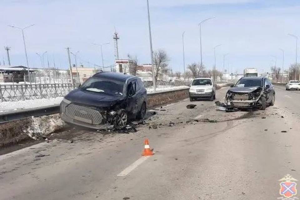 Трое ранены в лобовом ДТП на шоссе Авиаторов в Волгограде