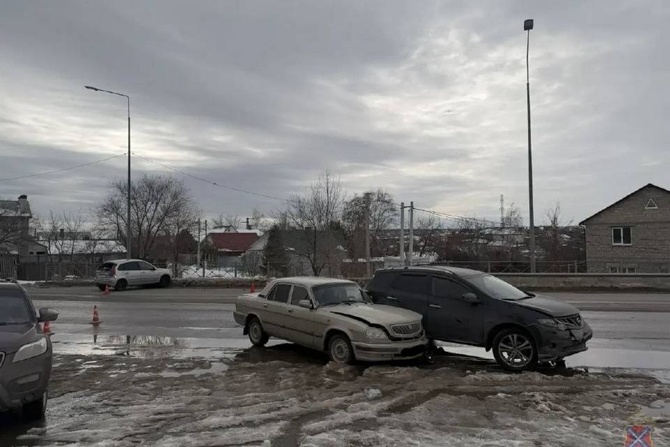 В тройном ДТП в Волгограде столкнулись "Лада", ГАЗ и "Ниссан"