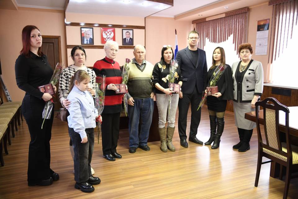 Пять бойцов СВО посмертно наградили в Михайловке