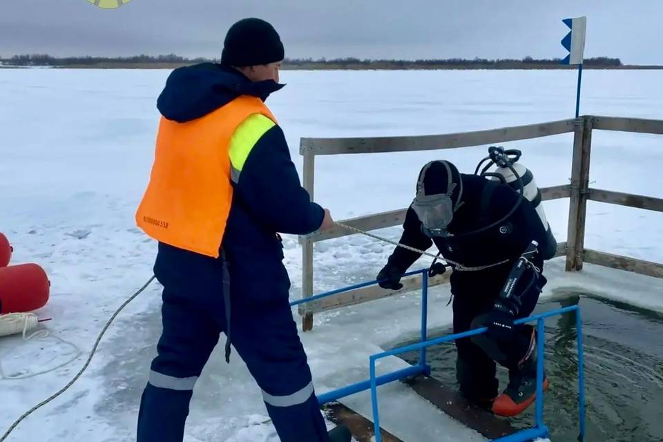 Водолазы окунулись в ледяную воду под Волгоградом