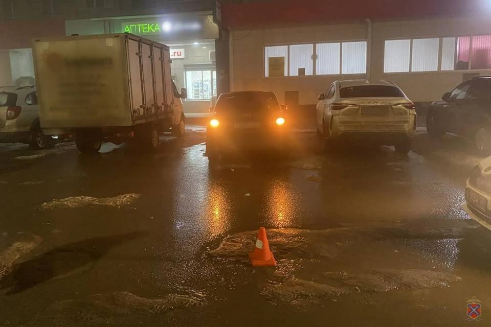 Ford Focus, двигаясь задним ходом, сбил женщину в Волгограде