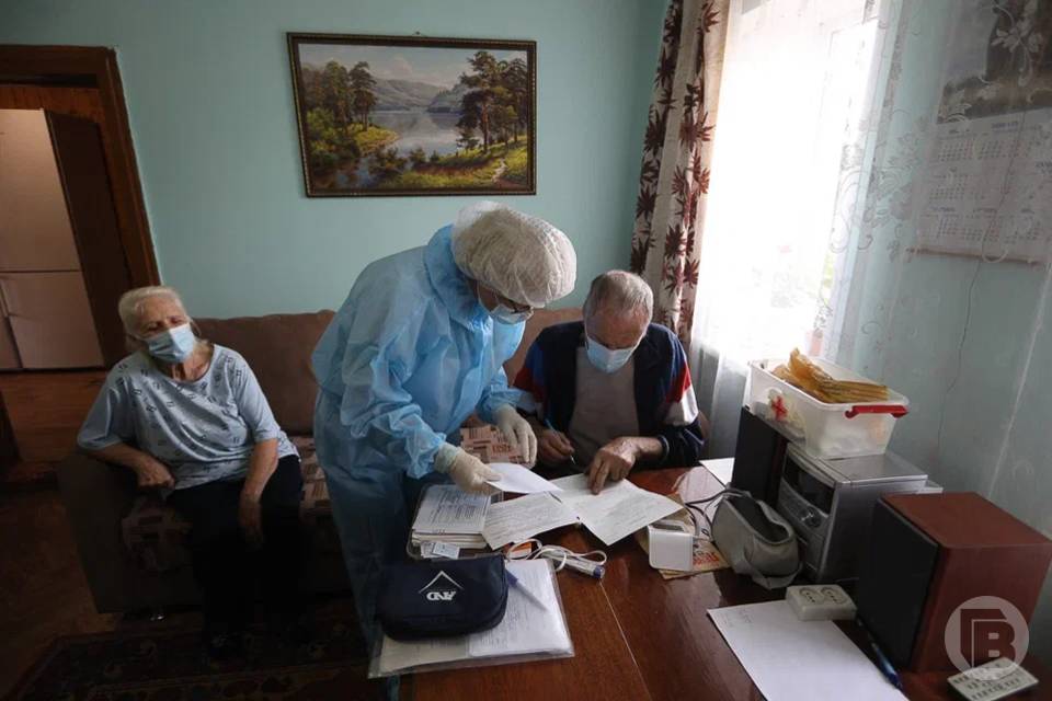 За пожилыми волгоградцами ухаживают персональные помощники